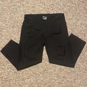 Old Navy Active Wear cropped (capri) leggings size M